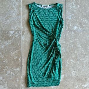 LIKE NEW! Diane Von Furstenberg Silk Green/White Sleeveless Side Tie Dress, 2